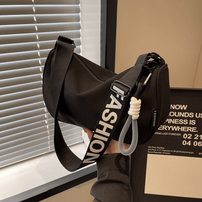 牛津布大容量饺子包斜挎包女2025新款百搭休闲运动风单肩包潮