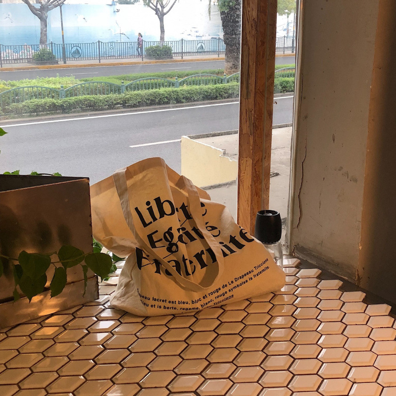 包包女ins简约深蓝色字母学院风休闲单肩帆布包 我在他乡挺好的