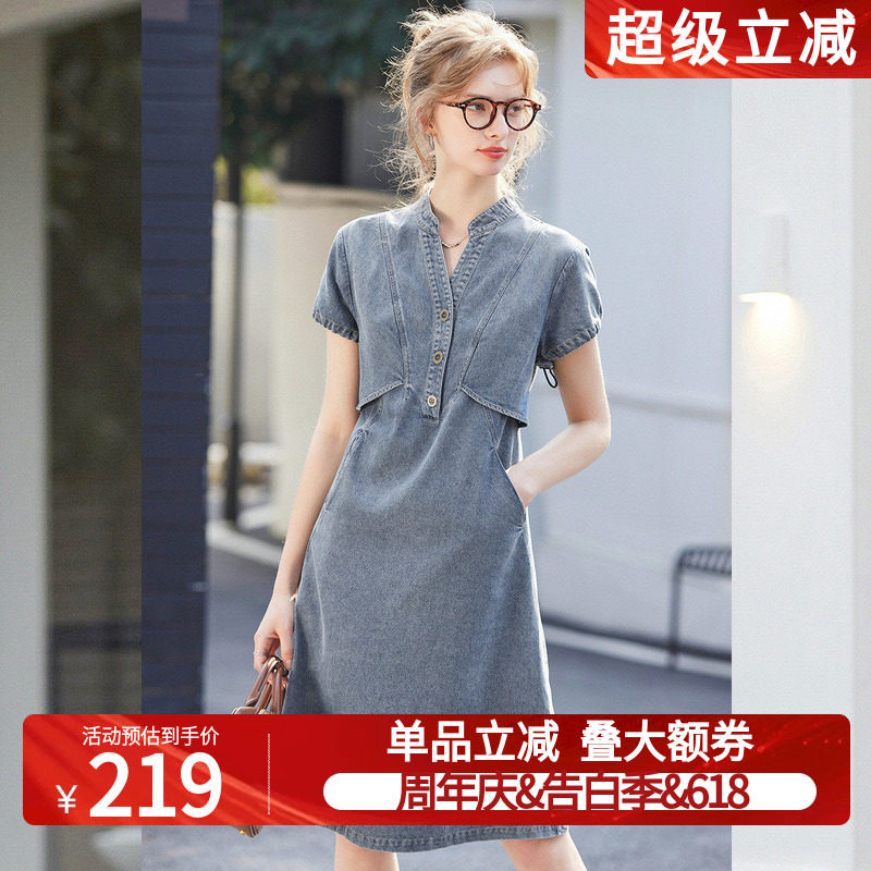 白鹿语短袖可调节袖口牛仔裙26夏季新款V领A字双口袋裙子连衣裙女