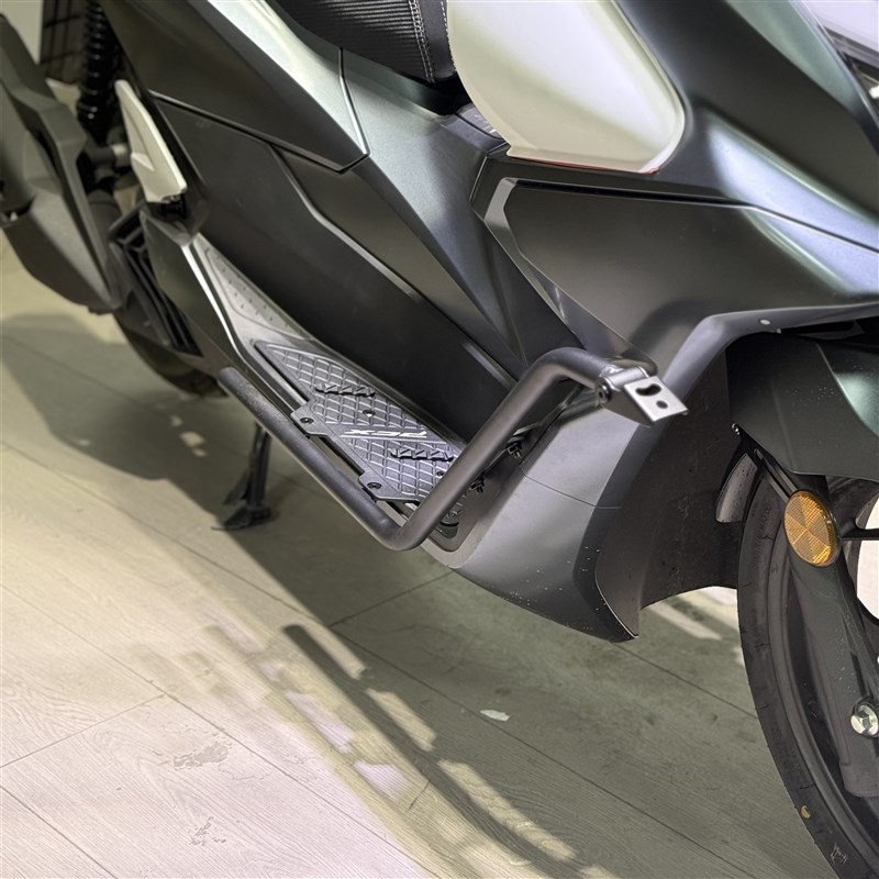 适合25款PCX护杠PCX160护杠脚踏改装保险杠铝合金防滑加厚踏板