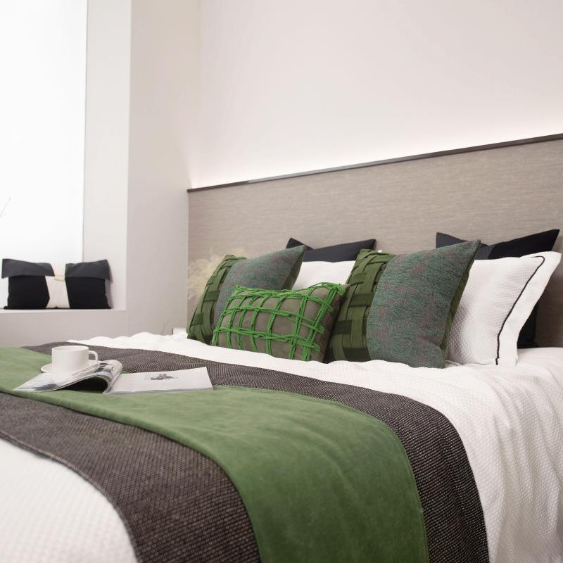 现代简约森林绿酒店抱件民板宿床品多套样房设计师JY99系软装搭配