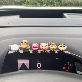 热销车载摆件蜡笔小新系列创意可爱显示屏趴趴公仔汽车内中控台装