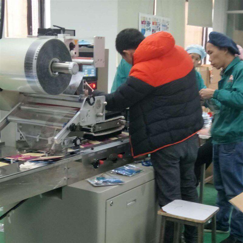 热销定 制称重计数给袋机下走膜伺服套袋机器泡沫棉快递袋枕式包