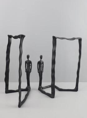 现代简办约卧铁创意铸边框人物摆件公室室玄关茶几书房家居装0492
