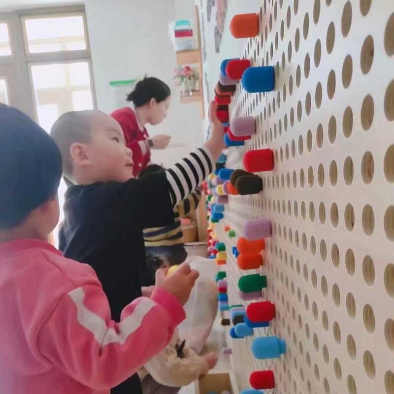 幼儿园拼插积木蘑菇插钉益智走廊墙面玩具插珠轨道墙壁儿童洞洞板