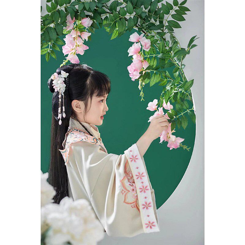 女童汉服春夏明制云肩竖领儿童端庄大气古装浅黄色上衣绿色马面裙