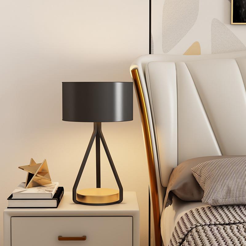轻奢简约现代设计师客厅样板间卧室床头三脚台灯个性家居装饰摆件