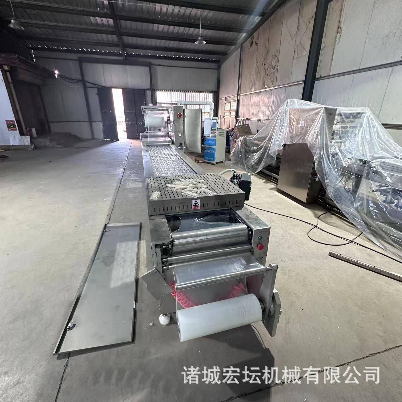 全拉自动伸膜包装机肉干香鸡脆肠卤蛋XNF脆骨包装无骨爪空真包装