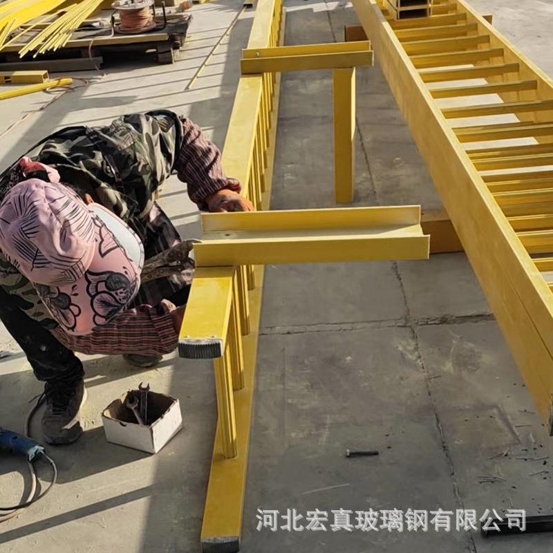 生产玻璃钢爬梯玻璃钢护笼爬梯水池防腐爬梯楼梯平台护栏