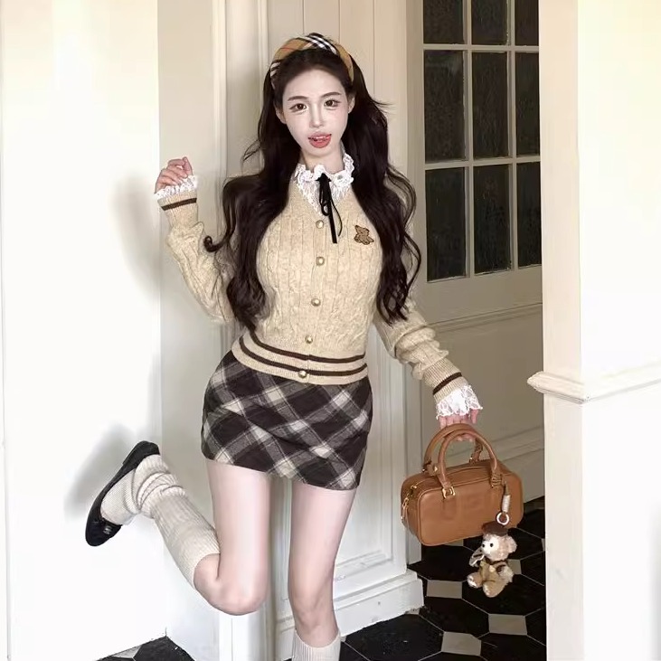 小熊刺绣v领长袖针织开衫2024冬修身甜美毛衣外套学院风百搭上衣