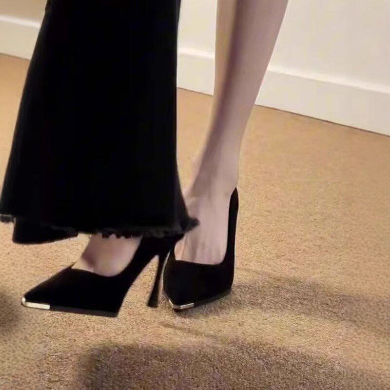 2025年新g款黑色绒面高跟鞋女设计感金属尖头细跟职业通勤浅口单