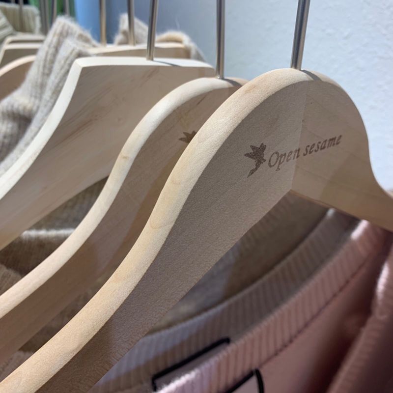 服装店实木衣架定制logo家用女装木质防滑衣撑儿童装衣挂裤架银色