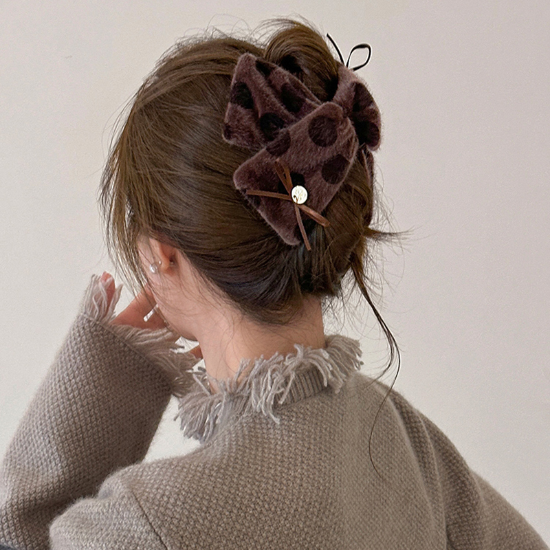 咖色波点毛绒三角抓夹女高级感