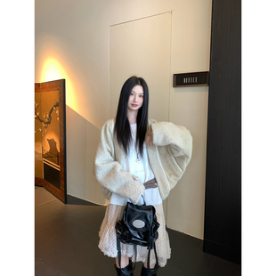 Joeyoo【1/15上新 罗勒庄园】秋冬杏色宽松毛边外套女保暖落肩