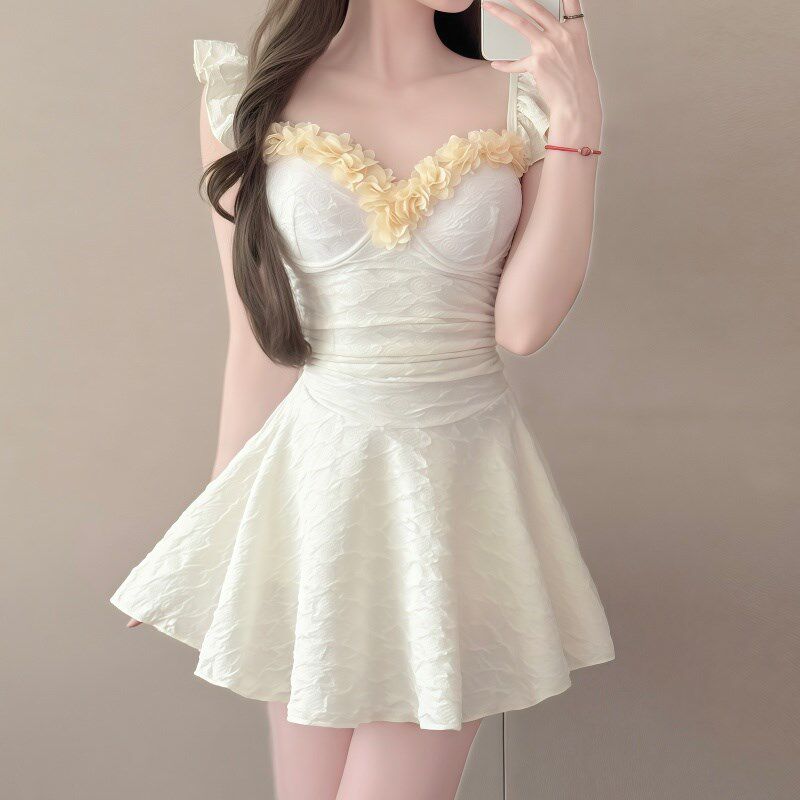 泳衣女款高级感绝美连体裙式平角小胸聚拢遮肚显瘦海边度假泡温泉