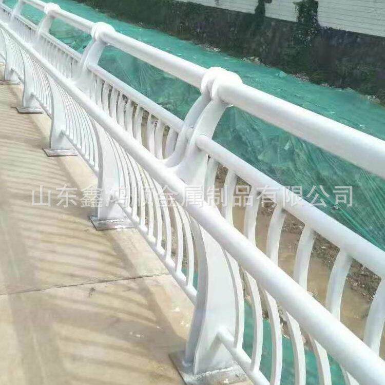 桥梁护栏不锈钢复合管防撞护栏立柱河道天桥铝合金喷塑护栏图片