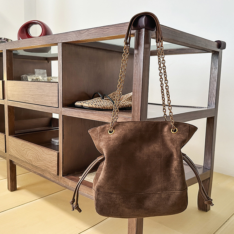 麂皮绒单肩包包女2025新款百搭托特包通勤大容量抽绳水桶包