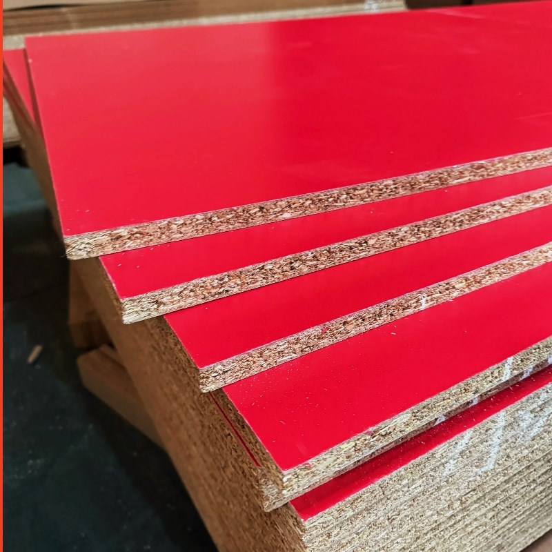 热销18mm颗粒板板隔断家具中国大红三聚氰胺装修板环保免漆定制刨