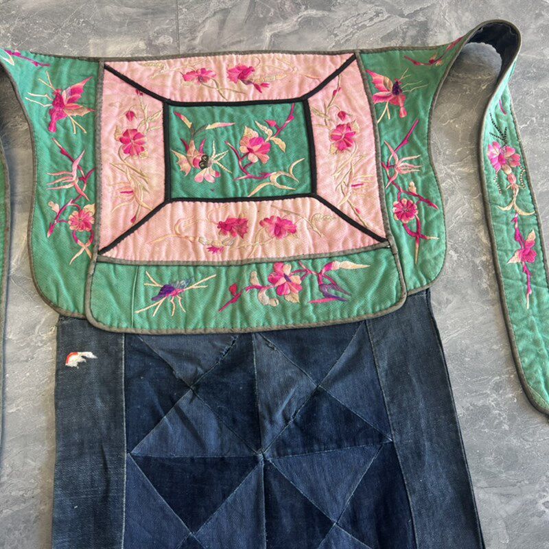 特色手工艺品纯手工刺绣百褶裙改良衣服瑶族衣服肚兜老绣背带A238
