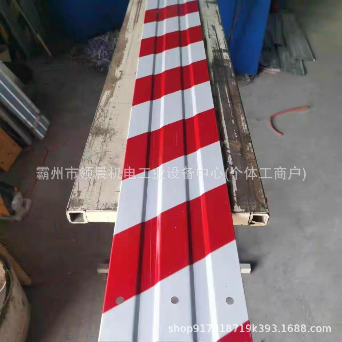 踢脚板红白护角 建筑工地新款铁皮警示带 塑料镀锌安全挡脚板外架