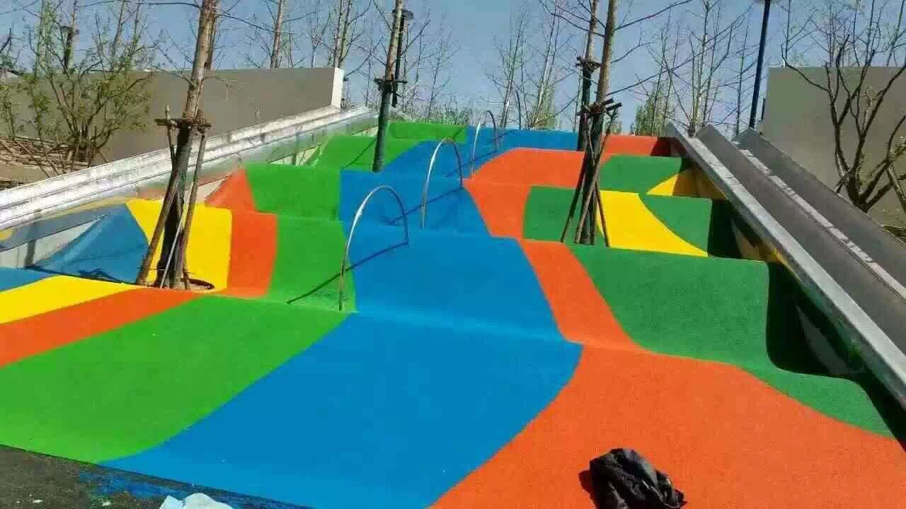 幼儿园四色彩虹跑道草坪室内户外装饰彩色人造草坪幼儿园图案草坪