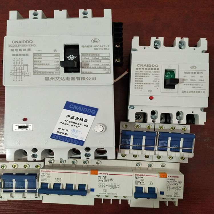 断路器CM3-100L/M/H/3300/3P/32/40/50/63/80/100A