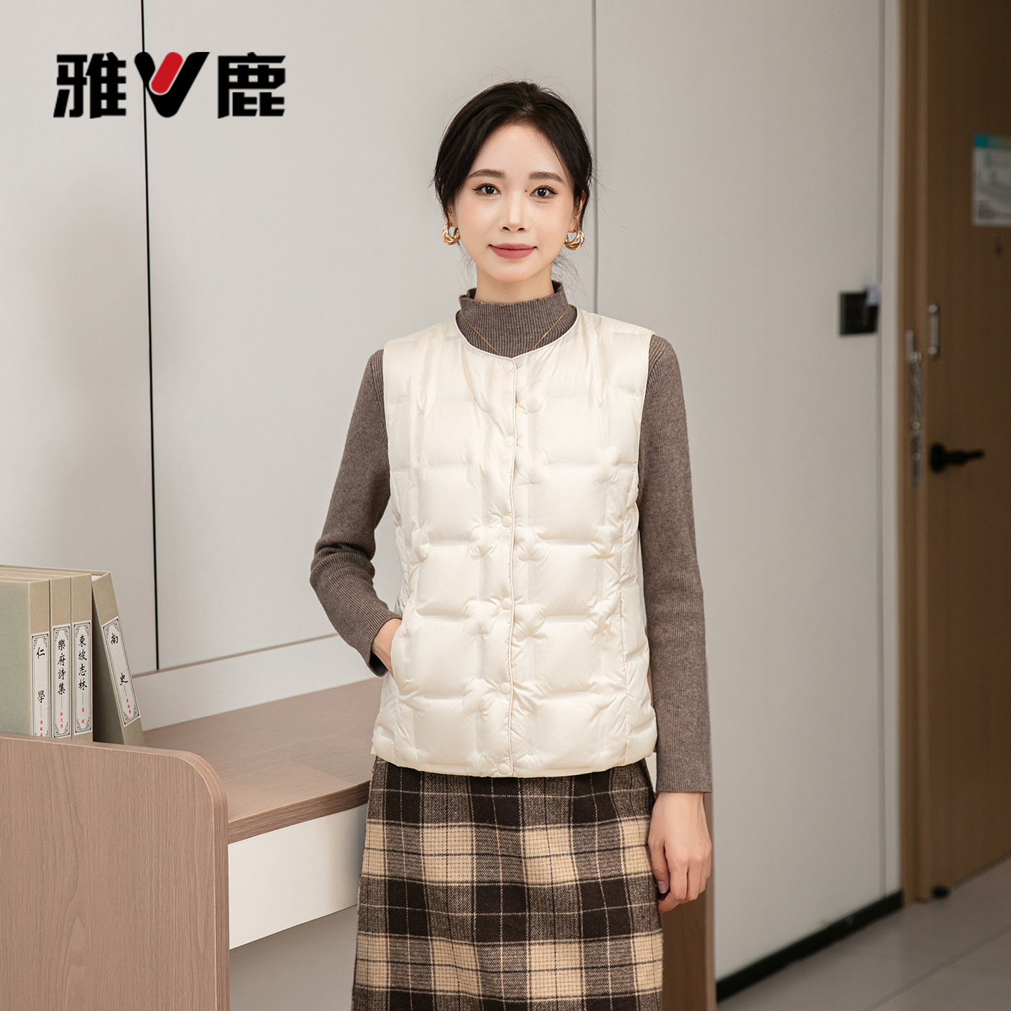 雅鹿女轻薄保暖羽绒马甲秋冬款