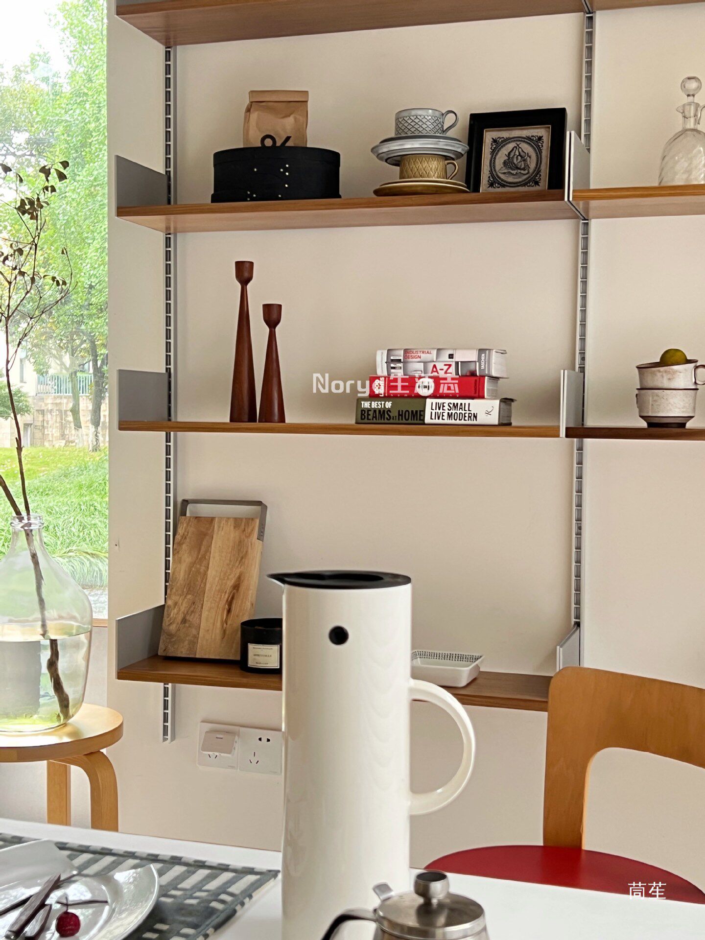 vitsoe606墙上置物架挂墙轨道书架北欧实木铁艺壁挂式收纳杂志架