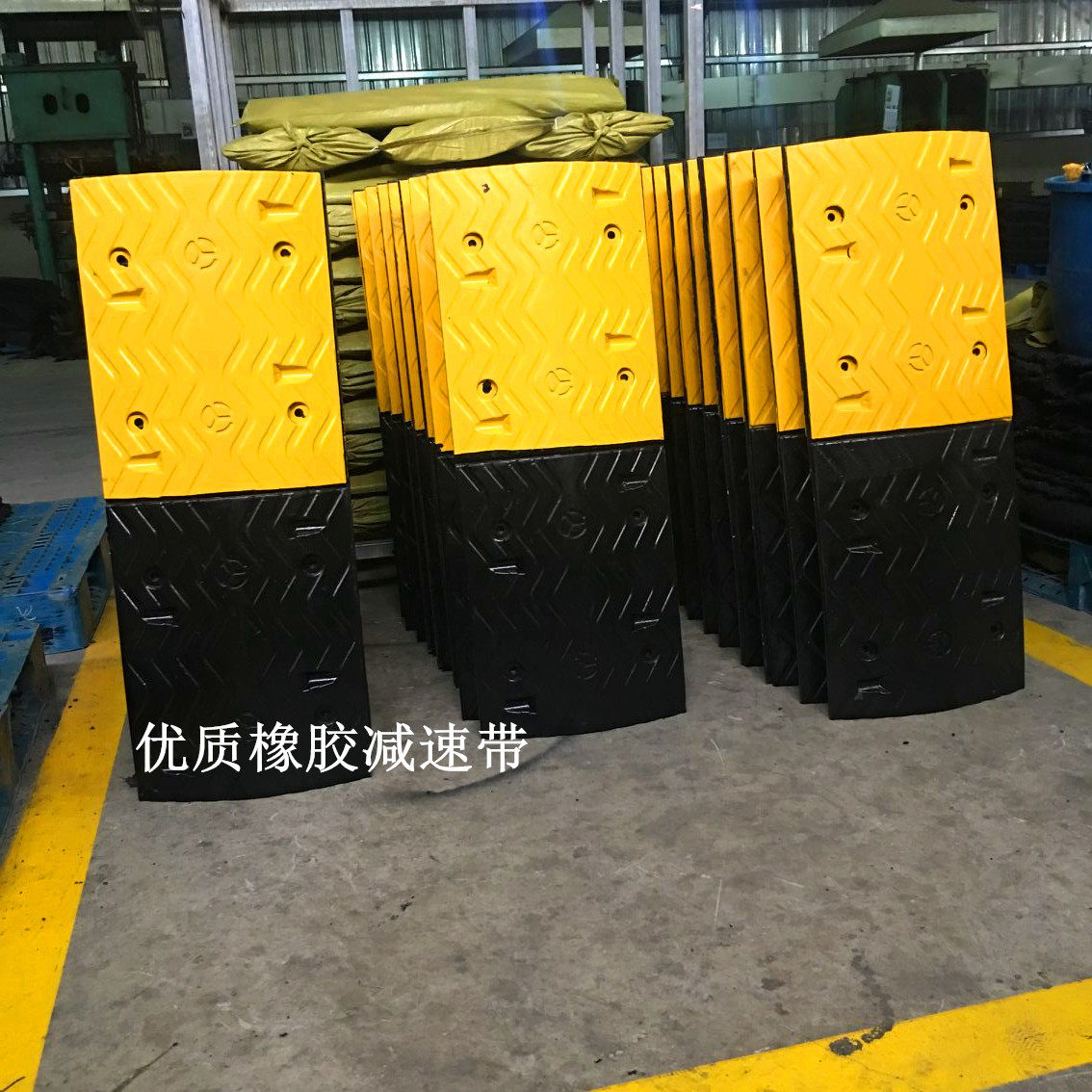 供应宏桥橡塑高速公路专用加厚耐用橡胶减速带路龚安全设备