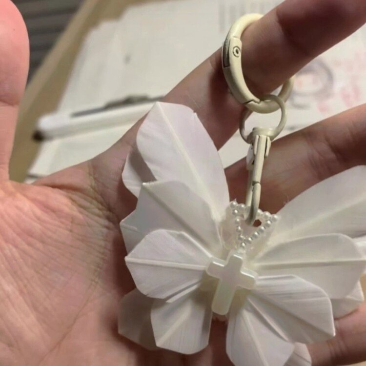 创意蝴蝶白色羽毛十字架挂件生日礼手工diy礼物球包挂件可爱礼物图片