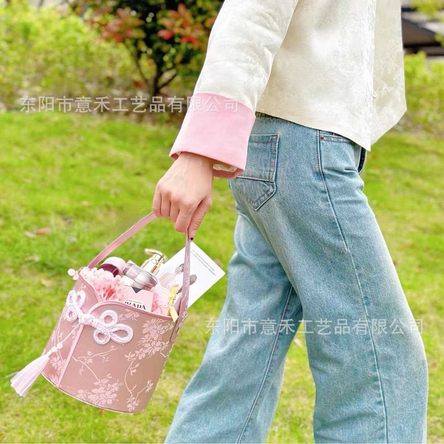 直销新款禾湾A01 手提抱抱桶圆盒伴手礼盒锦缎旗袍风婚宴花艺花篮