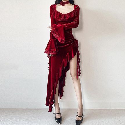 法式复古方领f丝绒不规则开叉连衣裙女喇叭袖高级感生日礼服长裙