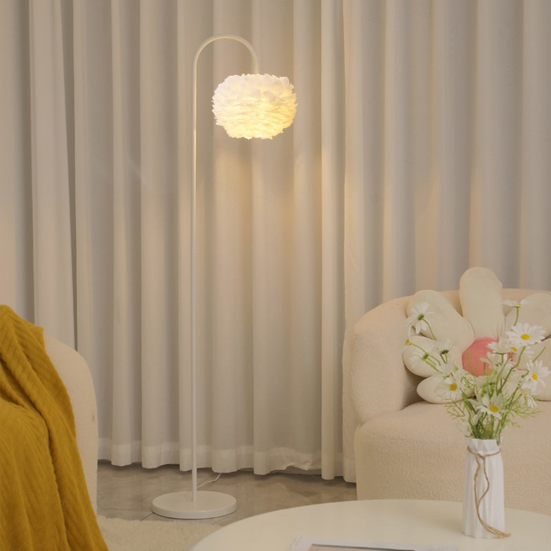 奶油风羽毛落地灯简约现代客厅沙发卧室床头灯装饰氛围灯立式台灯