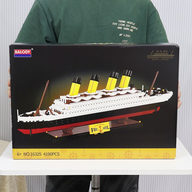 泰坦尼克号拼装积木大型摆件生日男孩玩具轮船模型培训班礼物礼物