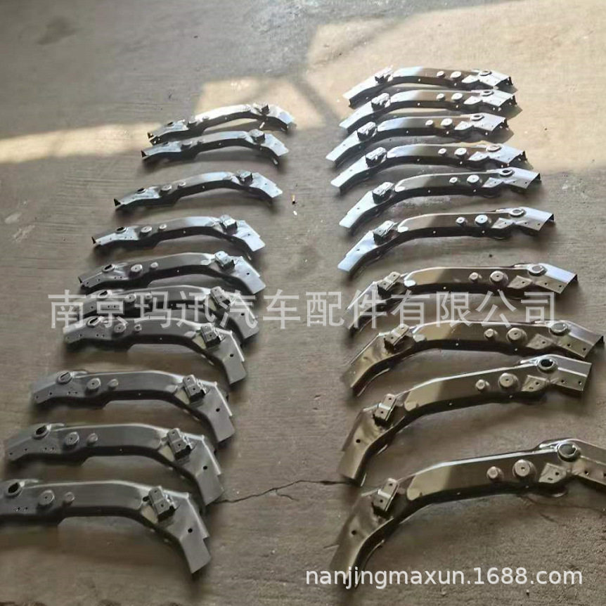 依维柯水箱上下横梁安装支架