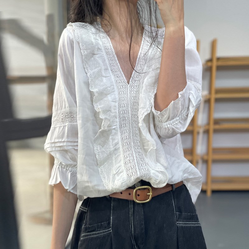 素凡卡春夏韩版时尚V领小清w新蕾丝拼接甜美减龄纯色松紧袖衬衫女