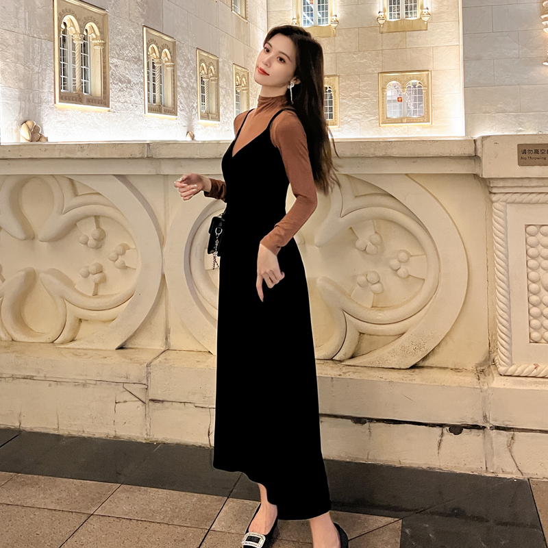春装黑色金丝绒V领连衣裙秋冬新款A字吊带裙无袖外搭打底长裙子女