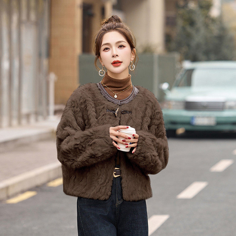 小香风牛角扣短款毛毛外套女2025秋冬季新款皮毛一体百搭保暖上衣,女装/女士精品,常规大码外套,淘宝优惠券,粉丝福利购,淘宝优惠卷