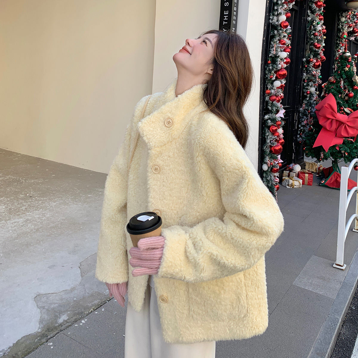奶黄色羊羔毛外套女冬季2025新款小个子宽松加厚韩系皮毛一体外套