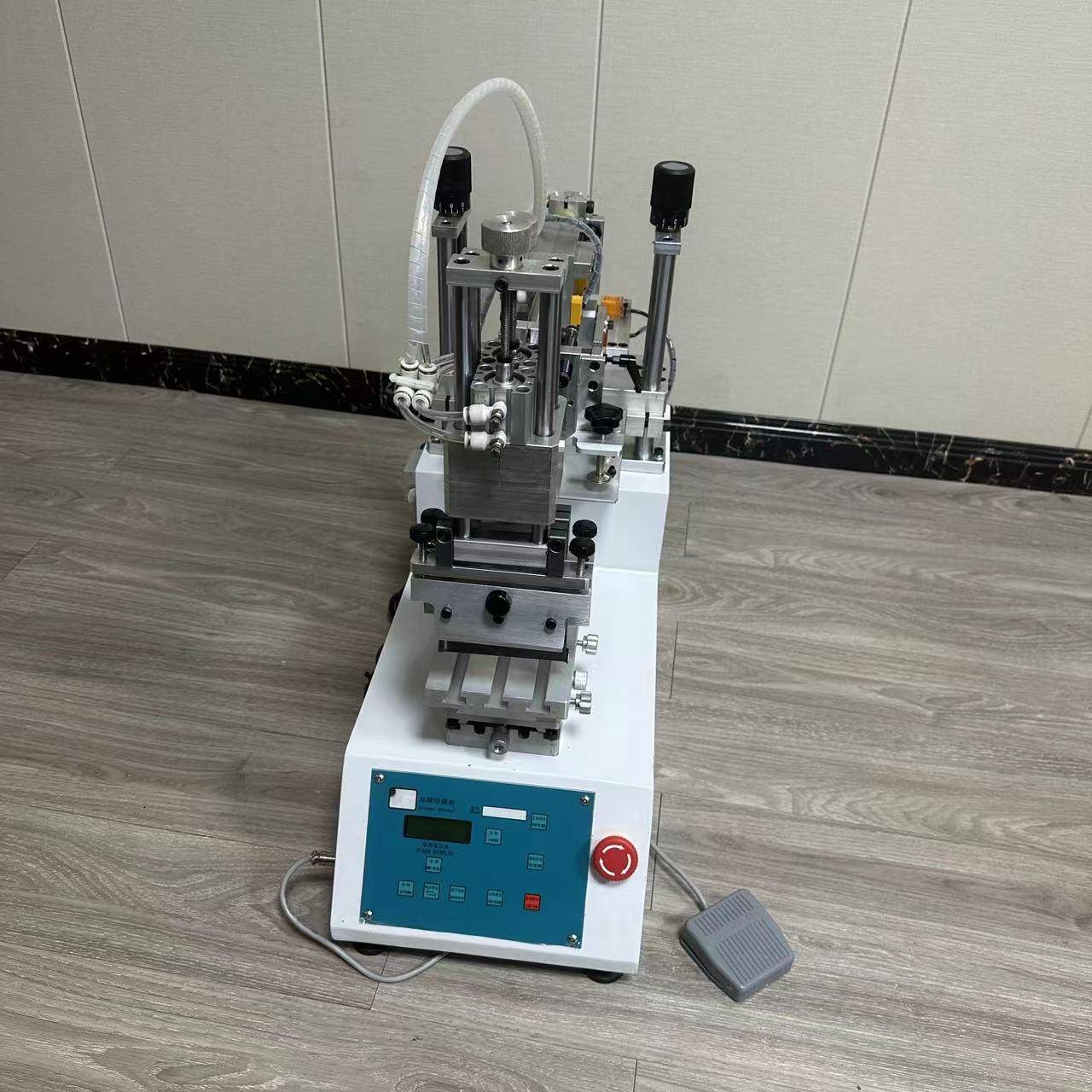 台式小型斜臂丝印机半自动玻璃印花机PVC膜不干胶平面丝网印刷机