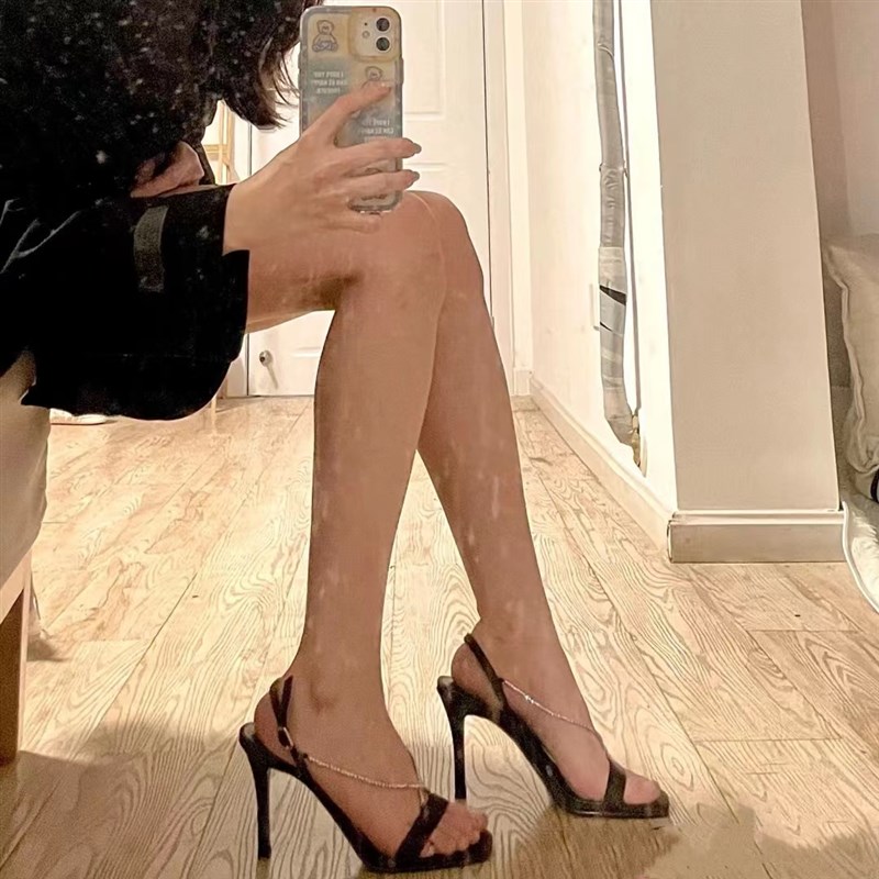 绝美小众款,202n2年新款方头细跟一字带黑色水钻链条高跟凉鞋