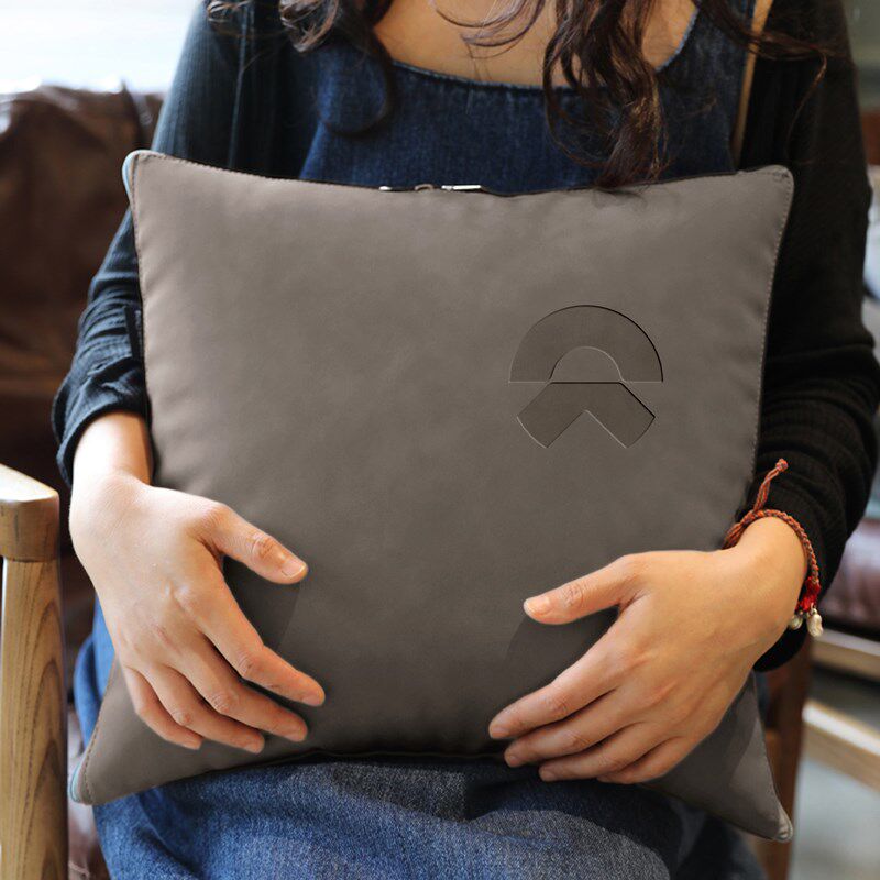 蔚来专用高档汽车车标抱枕被子两用车上用品折叠枕U头纯棉午休被