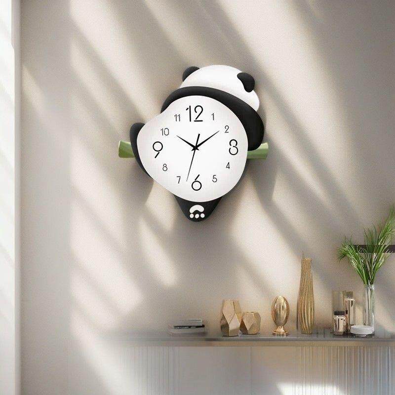 网红熊猫挂钟2023新款简约现代客厅挂钟家庭餐厅装修彩绘挂钟