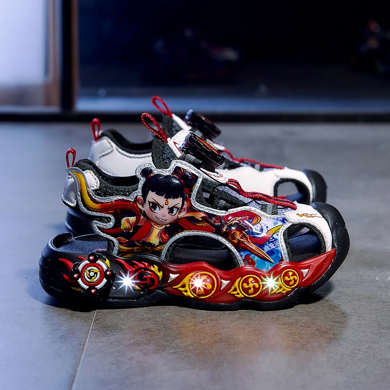 哪吒凉鞋男童新款包头凉男孩4岁软底儿童发光鞋轻便男宝亮灯鞋6岁