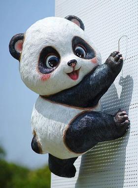 户外网红爬墙熊猫屋顶卡通动物店铺门头墙面玻璃钢售楼处小区雕塑