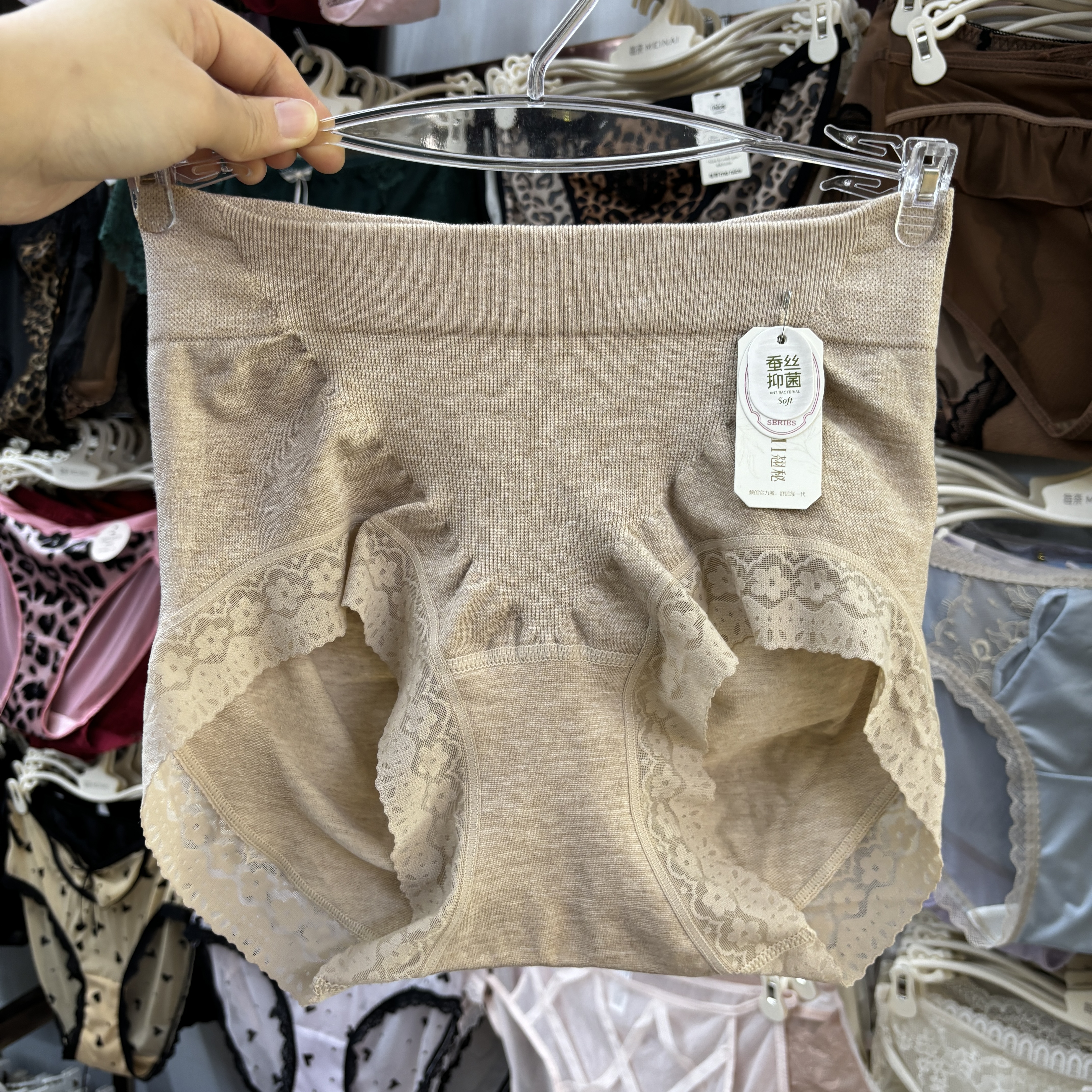 翘秘8999无缝微收腹提臀内裤女中腰蕾丝边舒适亲肤女士三角短裤