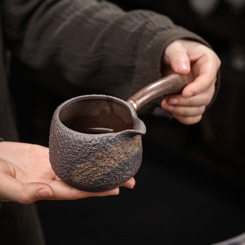 速发黑檀木侧把公茶杯手工复古粗陶公道杯茶器鎏金铁釉分道海公杯