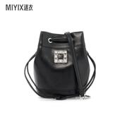 早秋新品 Roger Vivier 女Très Vivier抽绳水桶单肩包