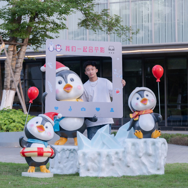 卡通企鹅雕塑户外小品冰雪世界主题商场装饰美陈落地游乐园玻璃钢