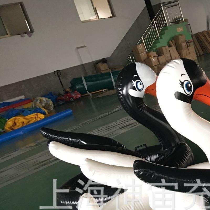 水上黑天鹅 黑天鹅白天鹅充气浮排水上浮排大型水上乐园加厚的材